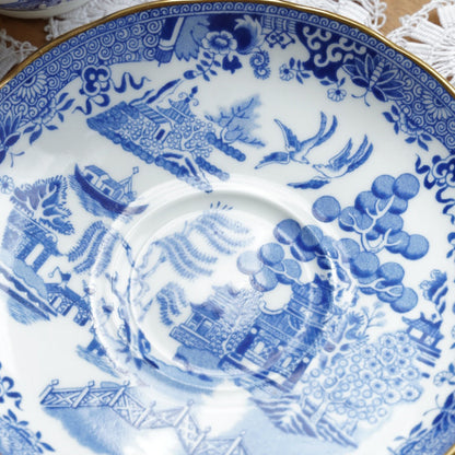 Tasse "Fay" en porcelaine anglaise dorée avec motifs paysages bleutés Grosvenor England