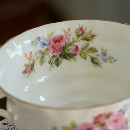 Tasse "Rose" à deux hanses en porcelaine anglaise Royal Albert fleurie et dorée