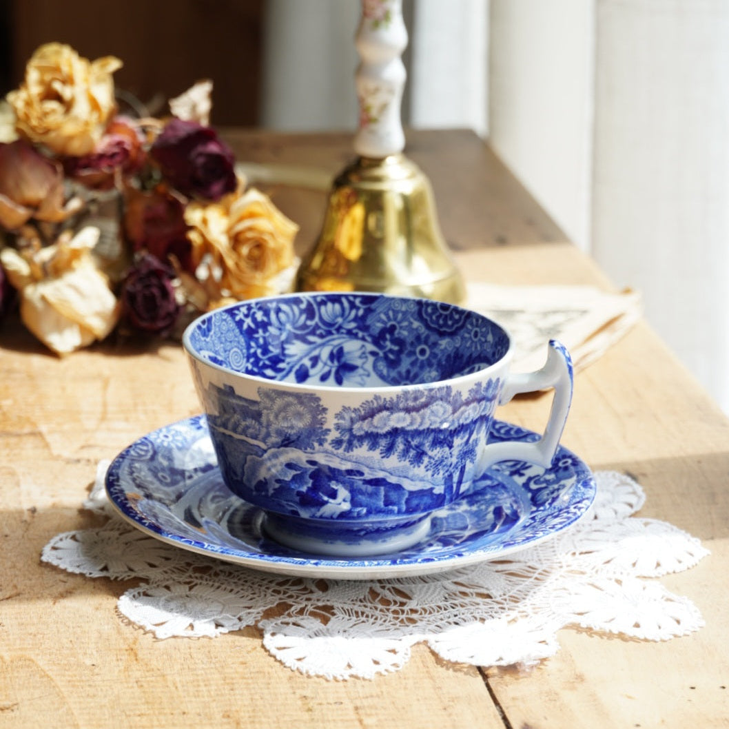 Tasse "Millicent" en porcelaine anglaise aux paysages de campagne bleutés style Italien Spode Copeland