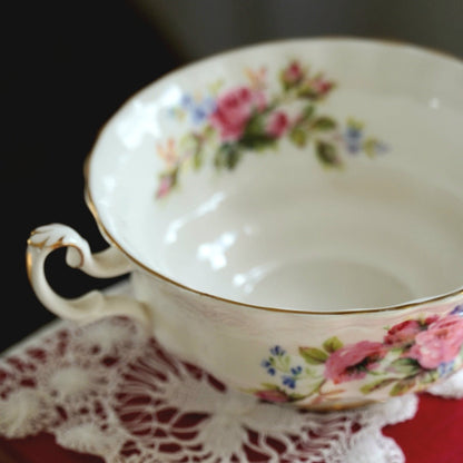 Tasse "Rose" à deux hanses en porcelaine anglaise Royal Albert fleurie et dorée