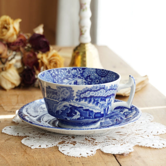 Tasse "Millicent" en porcelaine anglaise aux paysages de campagne bleutés style Italien Spode Copeland