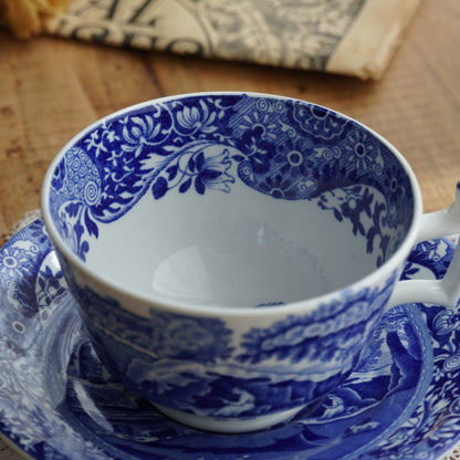 Tasse "Millicent" en porcelaine anglaise aux paysages de campagne bleutés style Italien Spode Copeland