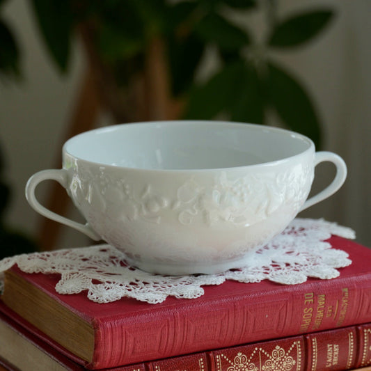 Tasse "Gisèle" à deux hanses en porcelaine de Limoges aux reliefs végétaux et fruités