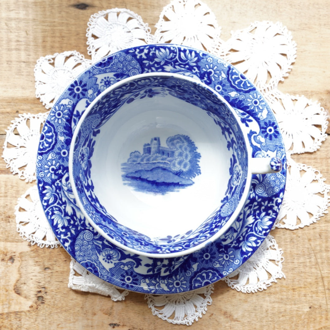 Tasse "Millicent" en porcelaine anglaise aux paysages de campagne bleutés style Italien Spode Copeland