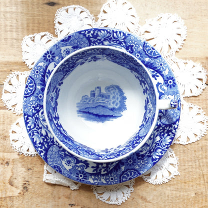 Tasse "Millicent" en porcelaine anglaise aux paysages de campagne bleutés style Italien Spode Copeland