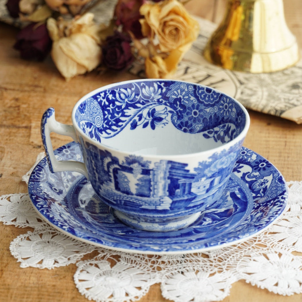 Tasse "Millicent" en porcelaine anglaise aux paysages de campagne bleutés style Italien Spode Copeland