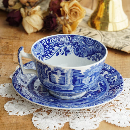 Tasse "Millicent" en porcelaine anglaise aux paysages de campagne bleutés style Italien Spode Copeland