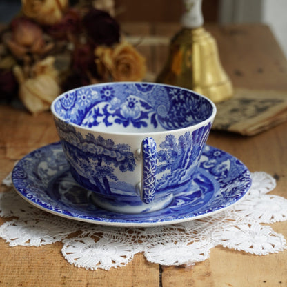 Tasse "Millicent" en porcelaine anglaise aux paysages de campagne bleutés style Italien Spode Copeland
