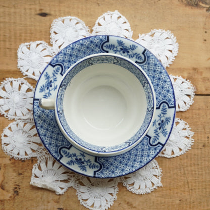 Tasse "Dilys" en porcelaine anglaise aux motifs orientaux bleutés Wood & Sons modèle Yuan.