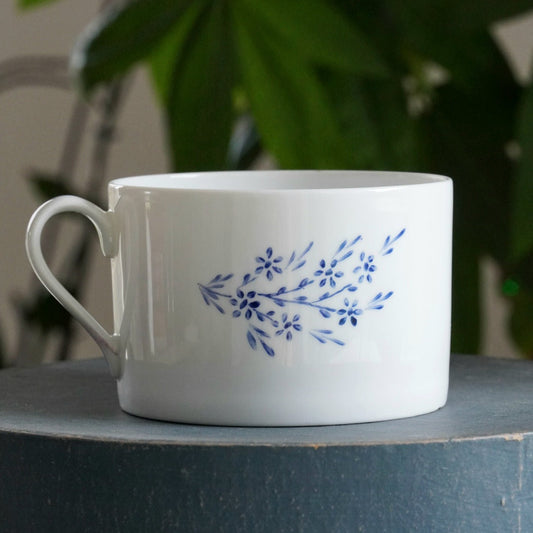 Tasse "Marthe" en porcelaine aux motifs bleutés peints à la main