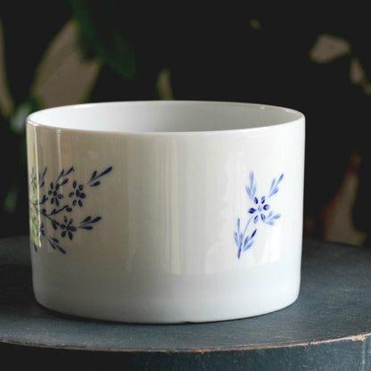Tasse "Marthe" en porcelaine aux motifs bleutés peints à la main