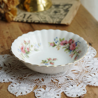 Bol "Rosie" en porcelaine anglaise fleurie et dorée Royal Albert modèle Moss Rose
