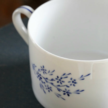 Tasse "Marthe" en porcelaine aux motifs bleutés peints à la main