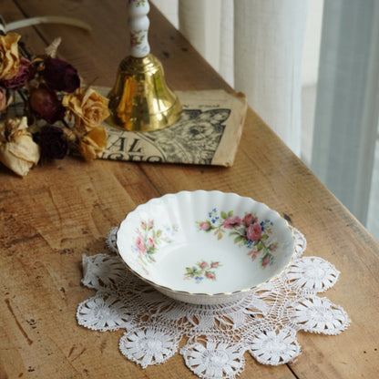 Bol "Rosie" en porcelaine anglaise fleurie et dorée Royal Albert modèle Moss Rose