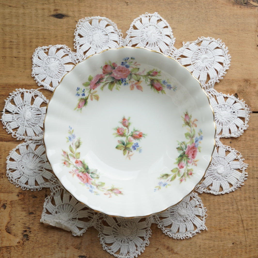 Bol "Rosie" en porcelaine anglaise fleurie et dorée Royal Albert modèle Moss Rose
