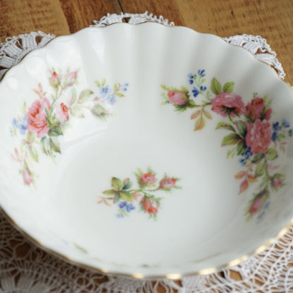 Bol "Rosie" en porcelaine anglaise fleurie et dorée Royal Albert modèle Moss Rose
