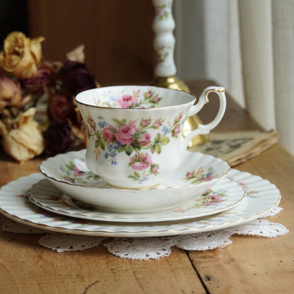 Tasse "Rosie" avec son assiette à gâteau et sa grande assiette en porcelaine anglaise fleurie et dorée Royal Albert modèle Moss Rose