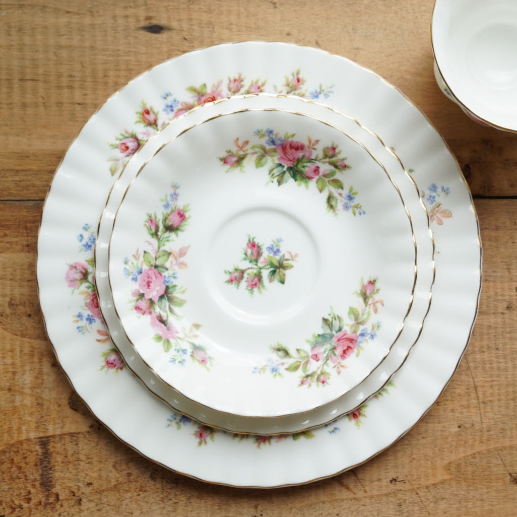 Tasse "Rosie" avec son assiette à gâteau et sa grande assiette en porcelaine anglaise fleurie et dorée Royal Albert modèle Moss Rose