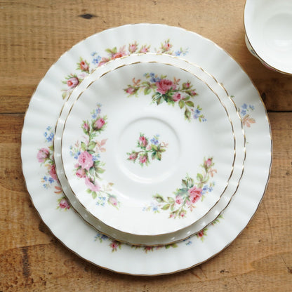 Tasse "Rosie" avec son assiette à gâteau et sa grande assiette en porcelaine anglaise fleurie et dorée Royal Albert modèle Moss Rose