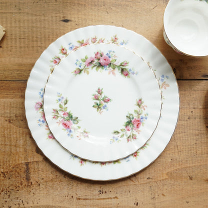 Tasse "Rosie" avec son assiette à gâteau et sa grande assiette en porcelaine anglaise fleurie et dorée Royal Albert modèle Moss Rose