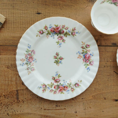 Tasse "Rosie" avec son assiette à gâteau et sa grande assiette en porcelaine anglaise fleurie et dorée Royal Albert modèle Moss Rose