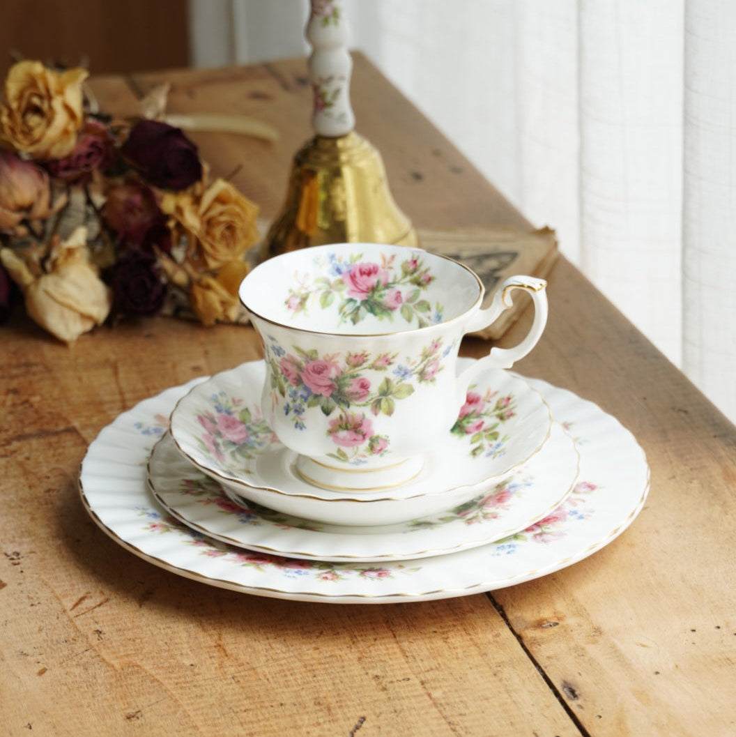 Tasse "Rosie" avec son assiette à gâteau et sa grande assiette en porcelaine anglaise fleurie et dorée Royal Albert modèle Moss Rose