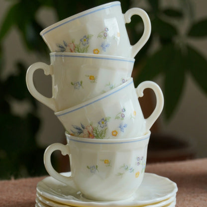 Tasses "Marcelle" en verre laiteux arcopal fleurie des années 70 (lot de 4)