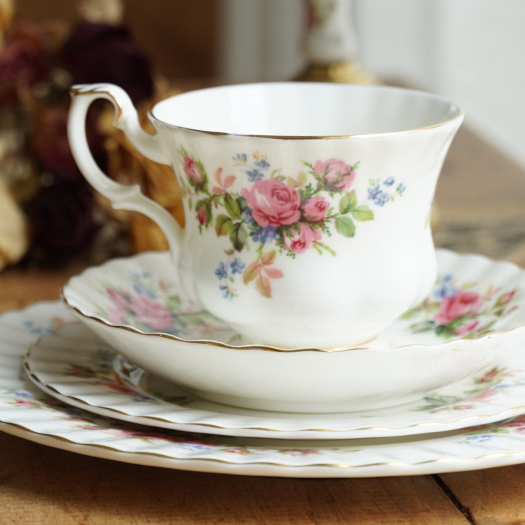 Tasse "Rosie" avec son assiette à gâteau et sa grande assiette en porcelaine anglaise fleurie et dorée Royal Albert modèle Moss Rose