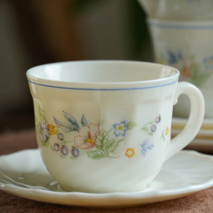 Tasses "Marcelle" en verre laiteux arcopal fleurie des années 70 (lot de 4)