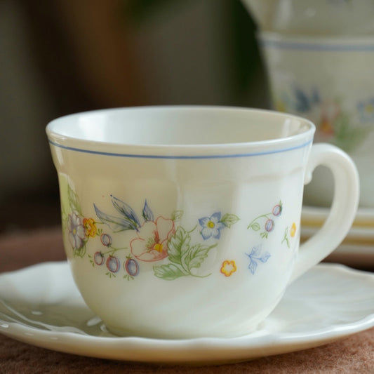 Tasses "Marcelle" en verre laiteux arcopal fleurie des années 70 (lot de 4)