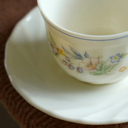 Tasses "Marcelle" en verre laiteux arcopal fleurie des années 70 (lot de 4)