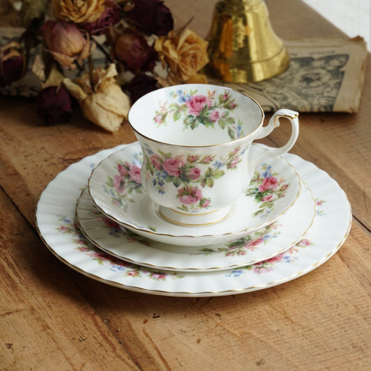 Tasse "Rosie" avec son assiette à gâteau et sa grande assiette en porcelaine anglaise fleurie et dorée Royal Albert modèle Moss Rose