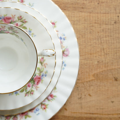 Tasse "Rosie" avec son assiette à gâteau et sa grande assiette en porcelaine anglaise fleurie et dorée Royal Albert modèle Moss Rose