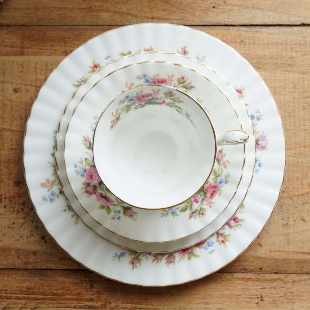 Tasse "Rosie" avec son assiette à gâteau et sa grande assiette en porcelaine anglaise fleurie et dorée Royal Albert modèle Moss Rose