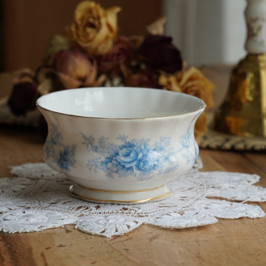 Sucrier "Charles" en porcelaine anglaise fleurie bleutée et dorée Royal Albert modèle Windsor Rose