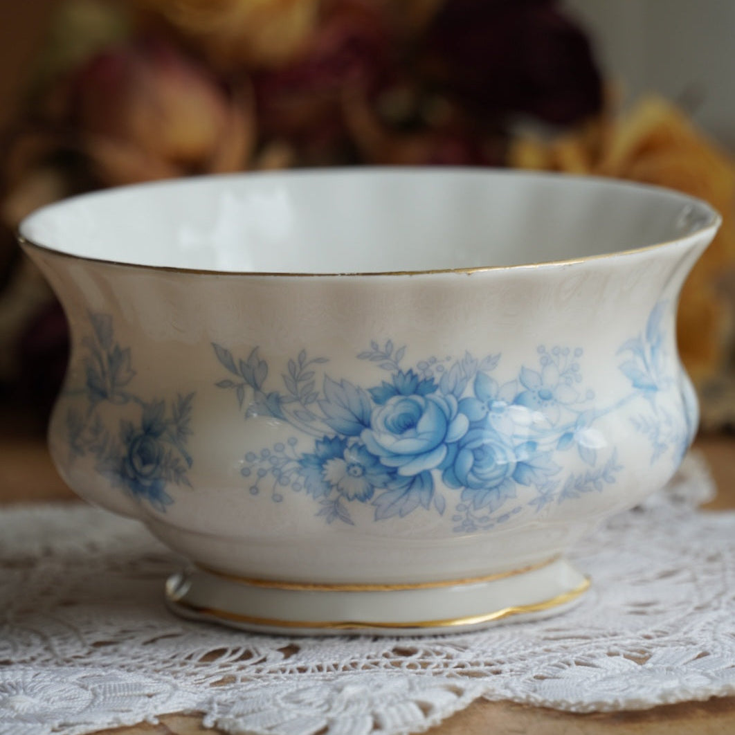 Sucrier "Charles" en porcelaine anglaise fleurie bleutée et dorée Royal Albert modèle Windsor Rose