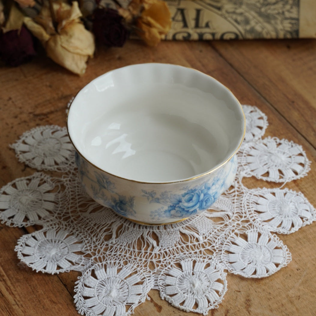 Sucrier "Charles" en porcelaine anglaise fleurie bleutée et dorée Royal Albert modèle Windsor Rose