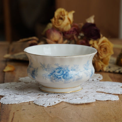 Sucrier "Charles" en porcelaine anglaise fleurie bleutée et dorée Royal Albert modèle Windsor Rose