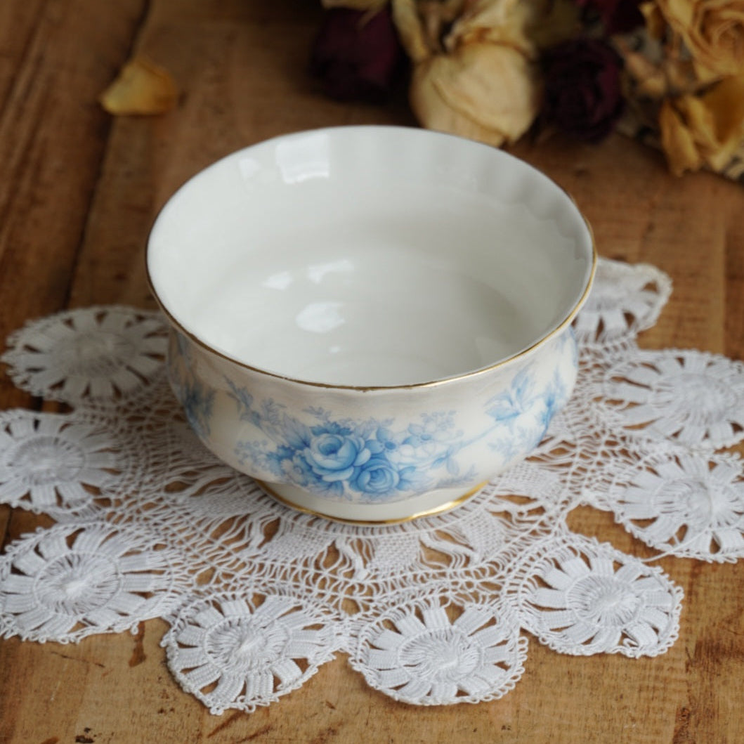 Sucrier "Charles" en porcelaine anglaise fleurie bleutée et dorée Royal Albert modèle Windsor Rose