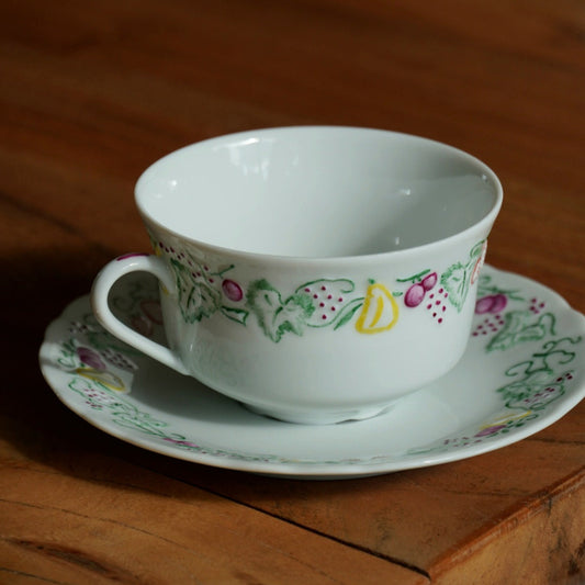 Tasse "Prune" en porcelaine de Limoges Philippe Deshoulières peinte à la main
