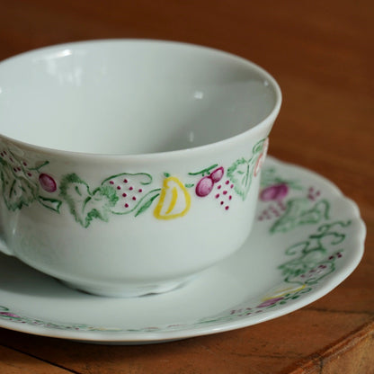Tasse "Prune" en porcelaine de Limoges Philippe Deshoulières peinte à la main