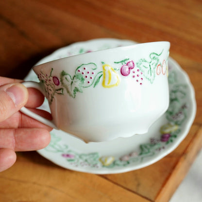 Tasse "Prune" en porcelaine de Limoges Philippe Deshoulières peinte à la main