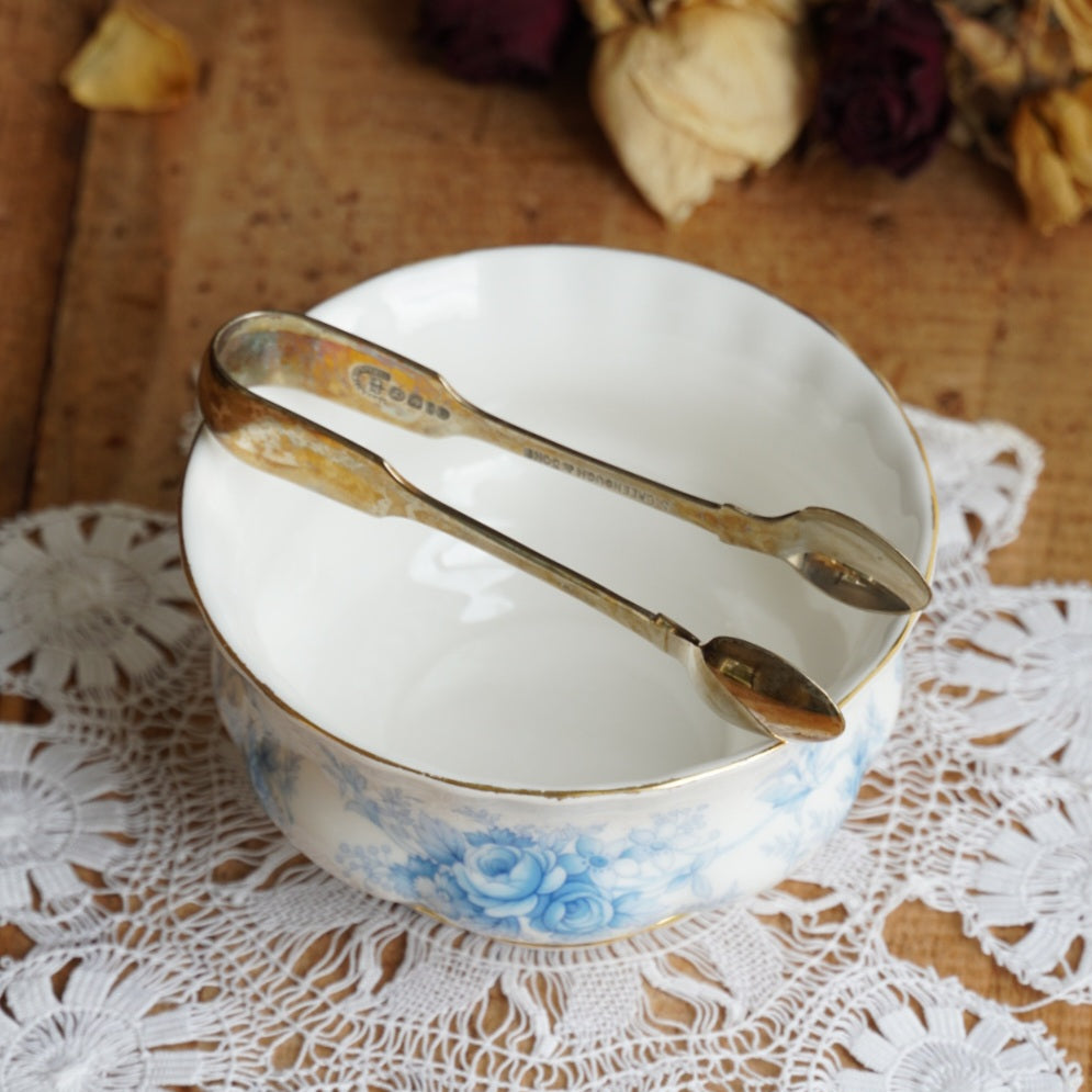 Pince à sucre "Goldie" anglaise en argent massif patiné S. Greenough & Sons