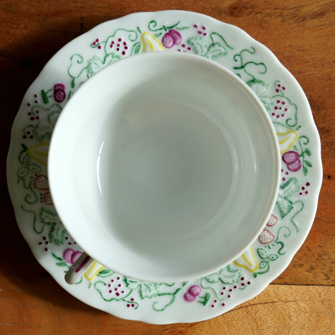 Tasse "Prune" en porcelaine de Limoges Philippe Deshoulières peinte à la main