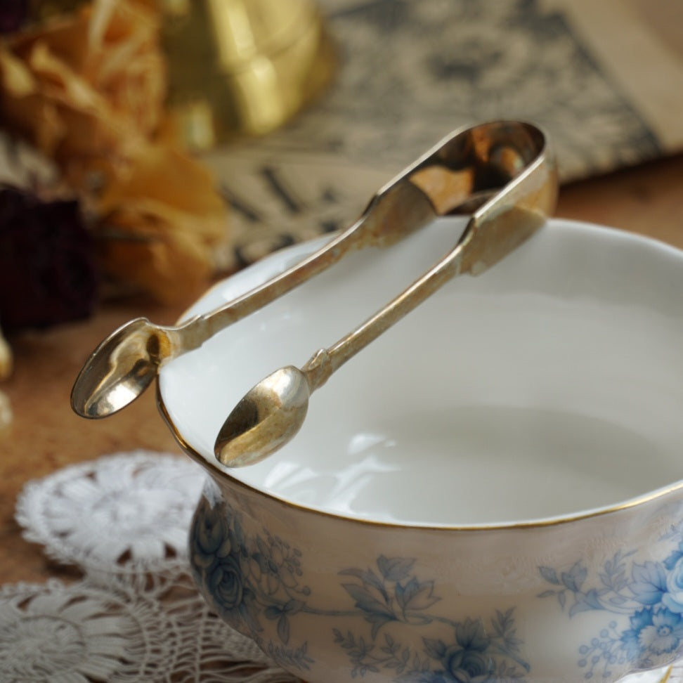Pince à sucre "Goldie" anglaise en argent massif patiné S. Greenough & Sons
