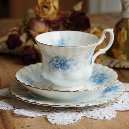 Tasse "Charlene" et assiette à gâteau en porcelaine anglaise fleurie bleutée et dorée Royal Albert modèle Windsor Rose