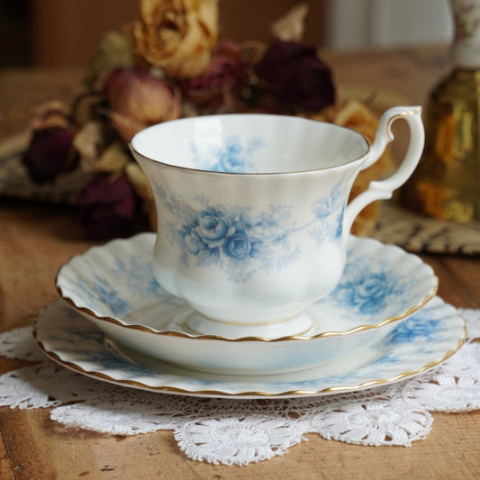 Tasse "Charlene" et assiette à gâteau en porcelaine anglaise fleurie bleutée et dorée Royal Albert modèle Windsor Rose