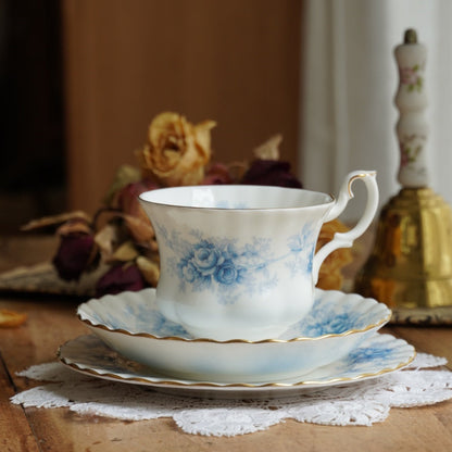 Tasse "Charlene" et assiette à gâteau en porcelaine anglaise fleurie bleutée et dorée Royal Albert modèle Windsor Rose