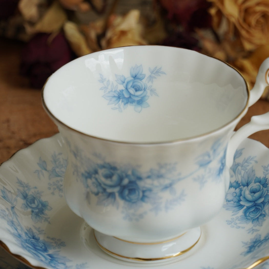 Tasse "Charlene" et assiette à gâteau en porcelaine anglaise fleurie bleutée et dorée Royal Albert modèle Windsor Rose