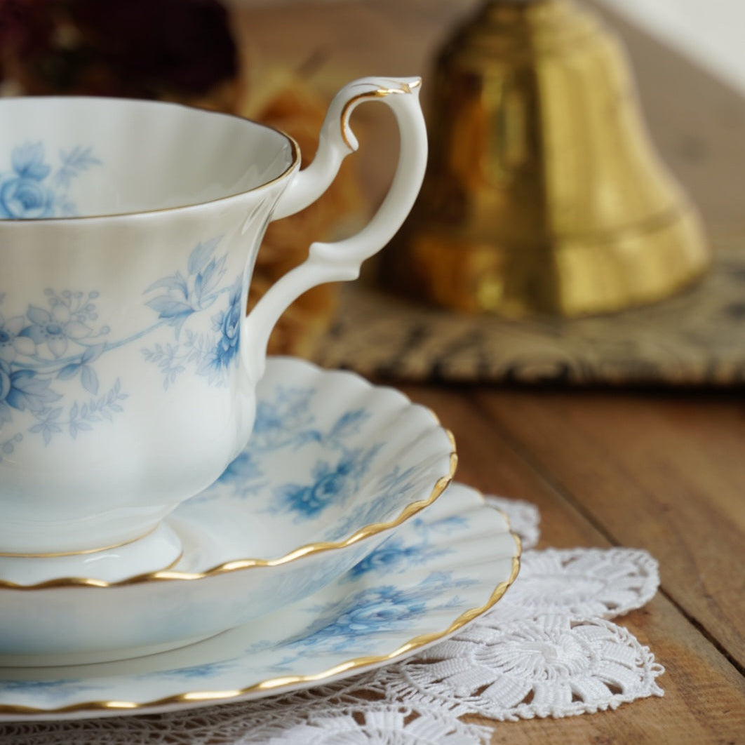 Tasse "Charlene" et assiette à gâteau en porcelaine anglaise fleurie bleutée et dorée Royal Albert modèle Windsor Rose